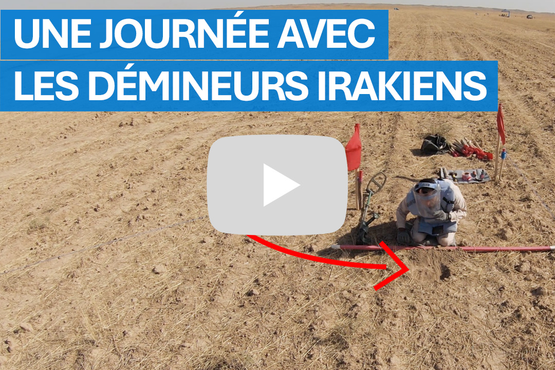 IQ-Demining-day-FR-R Deminers during their refresher training, observing a demonstration of manual clearance procedures